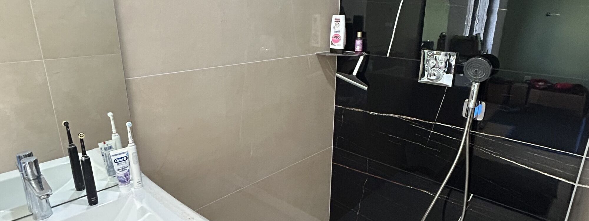 Comment optimiser l&rsquo;espace d&rsquo;une petite salle de bain avec des solutions sur-mesure ? Cernay